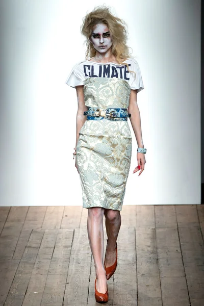 Look 16